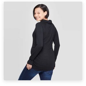 Black pull over maternity sweater. 🤰🏼